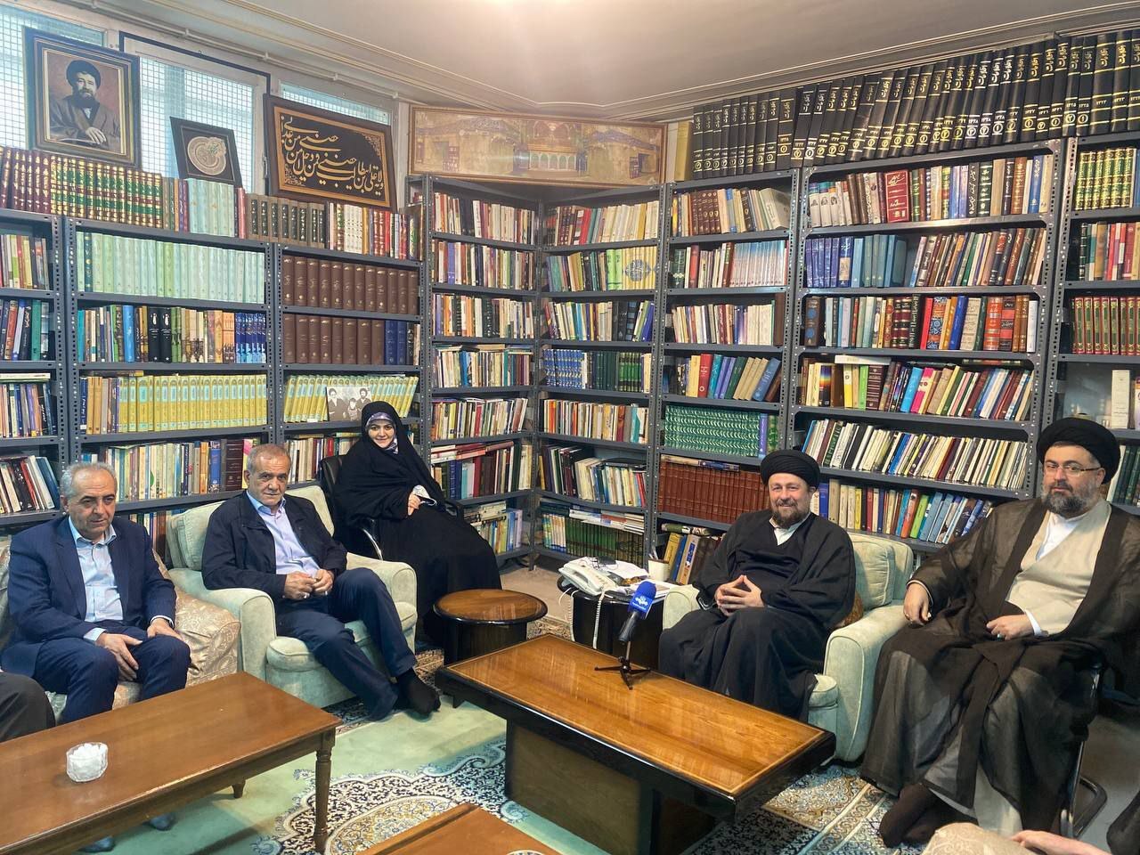 انتخابات ۸ تیر؛ دیدار پزشکیان با آیت الله جوادی آملی/ تیبای خبرساز «جلیلی»! +عکس