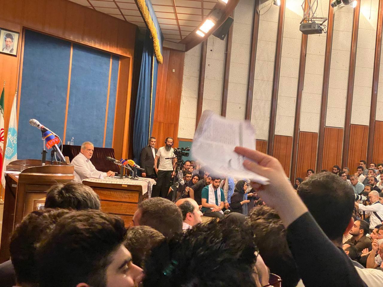پزشکیان در دانشگاه تهران: زندانیان سیاسی در محدوده من نیست/ به آقایان گفتم چرا دانشجو را کتک می‌زنید؟