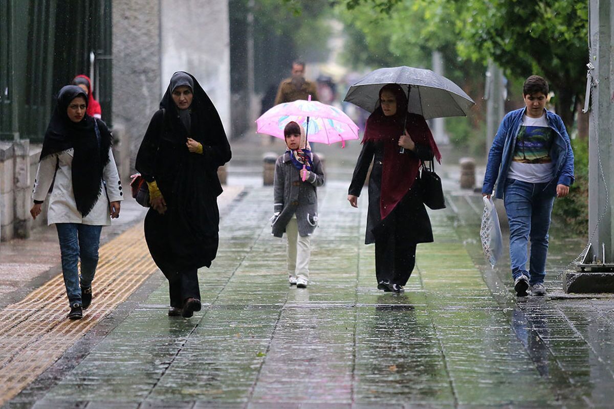 کاهش نسبی دما و رگبار و رعدوبرق
