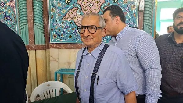 زیباکلام رای داد؛ «جز صندوق رای راه دیگری نداریم»