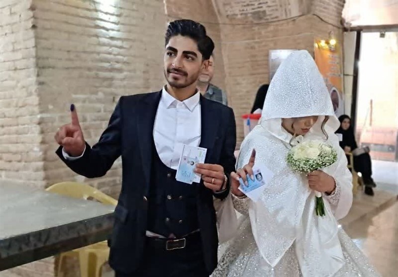 حضور عروس و داماد پای صندوق رای +عکس
