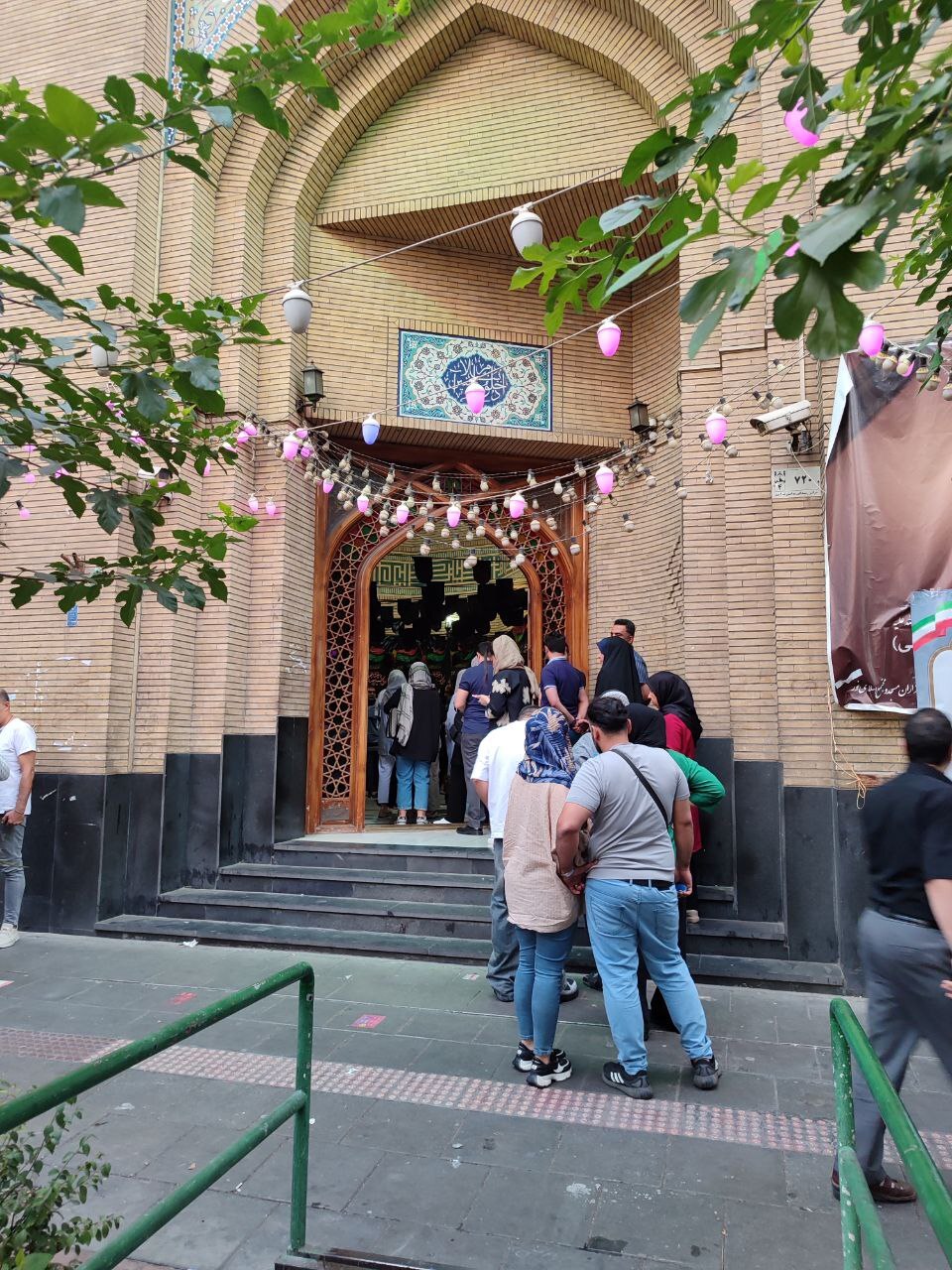 شرایط مشارکت و مشاهدات خبرنگار دیدار از حوزه‌های اخذ رای تهران/ یک شهروند: تا شب در مورد رای دادن تصمیم می‌گیرم