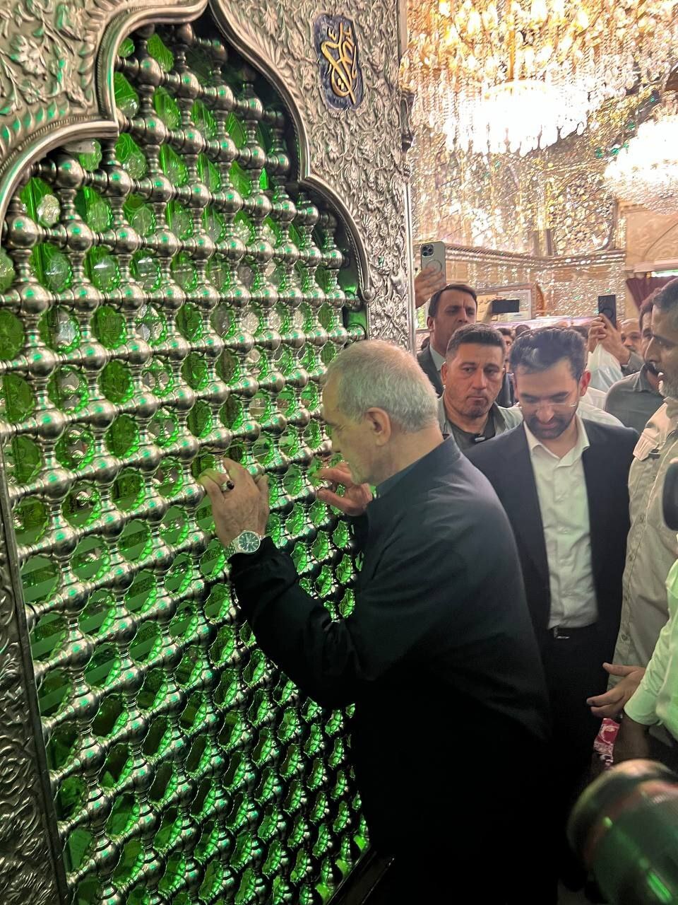 واکنش‌ها به مناظره سوم؛ پزشکیان در شیراز: از استقبال مردم شرمنده‌ام/ حامیان جلیلی با بنر ضداصلاحات در دانشگاه شریف