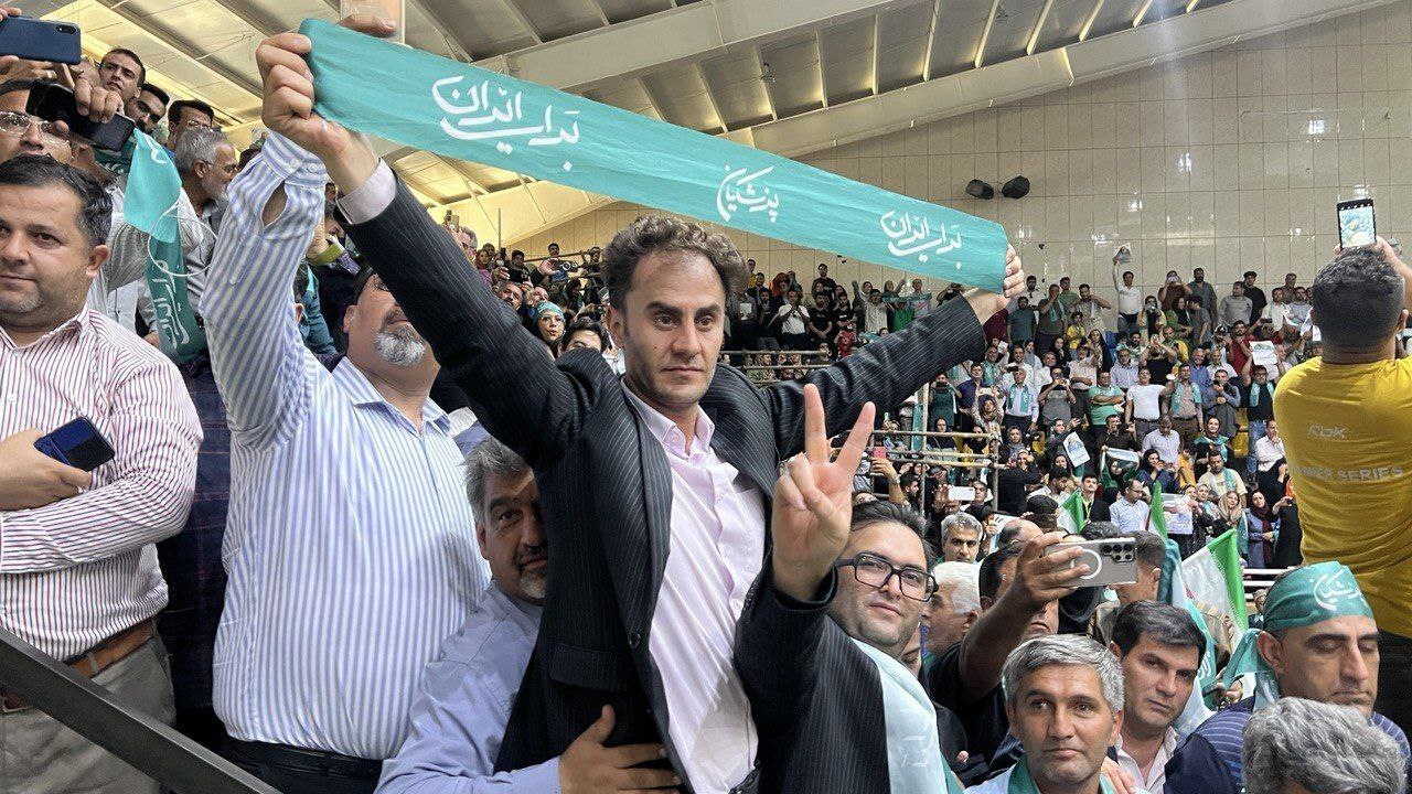 واکنش‌ها به مناظره سوم؛ پزشکیان به زیارت شاه‌چراغ رفت/ سفر جلیلی به اصفهان +عکس