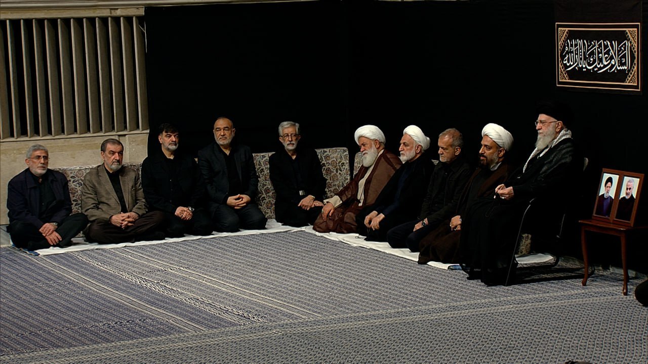 حضور رهبر انقلاب و جمعی از عزاداران در مراسم شام غریبان