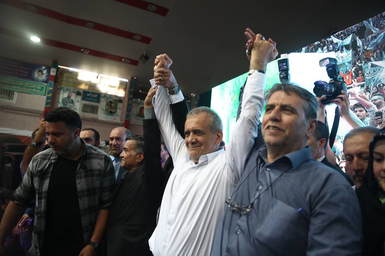 پزشکیان: اجازه اخراج هیچ استاد و معلمی را نمی‌دهم