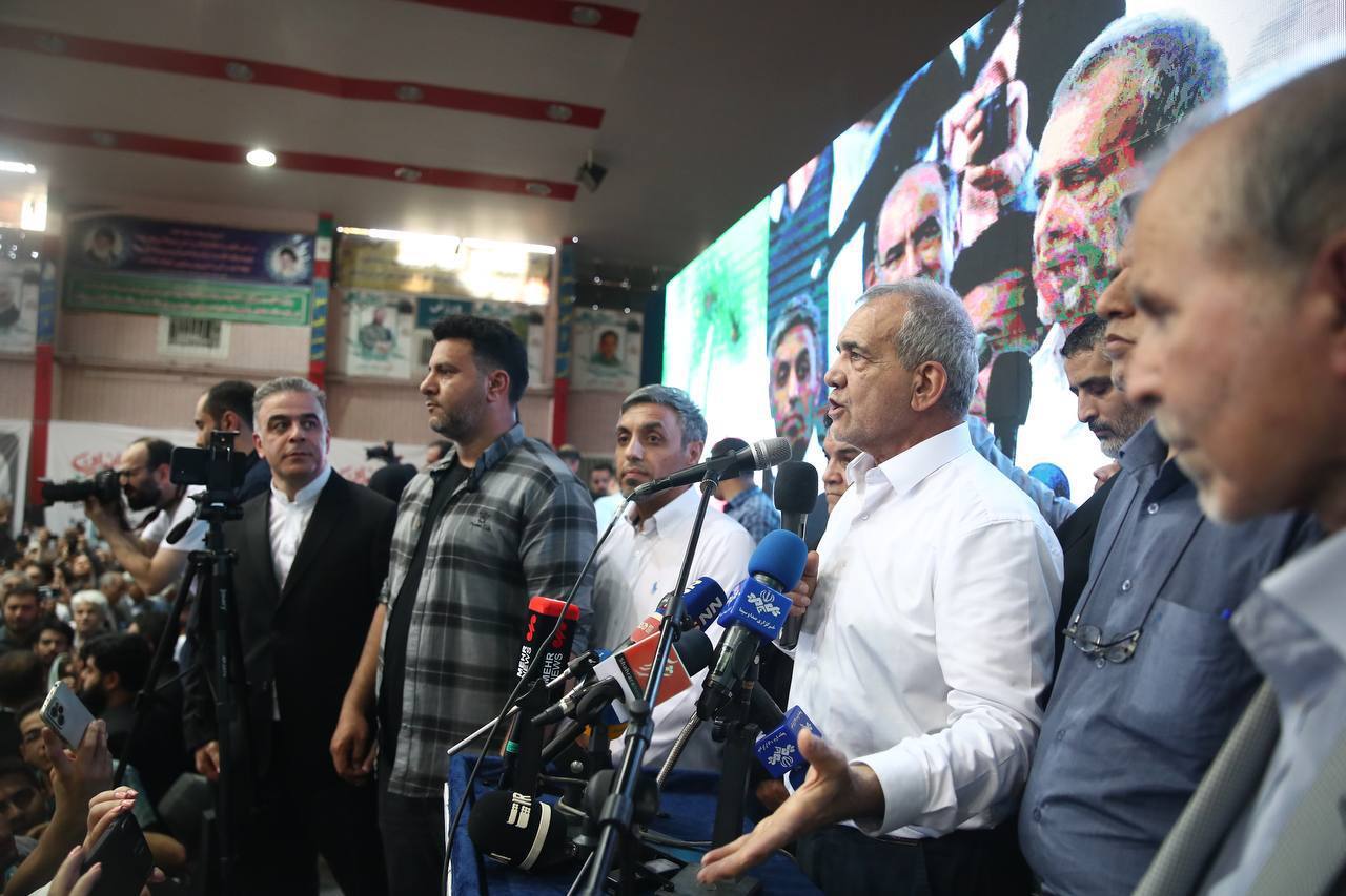 پزشکیان: اجازه اخراج هیچ استاد و معلمی را نمی‌دهم