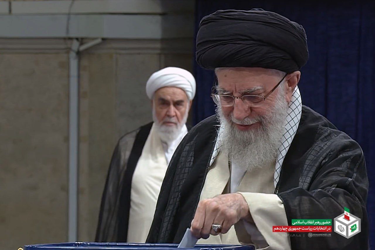انتخابات ریاست جمهوری؛ رهبر انقلاب رای خود را به صندوق انداختند +ویدیو