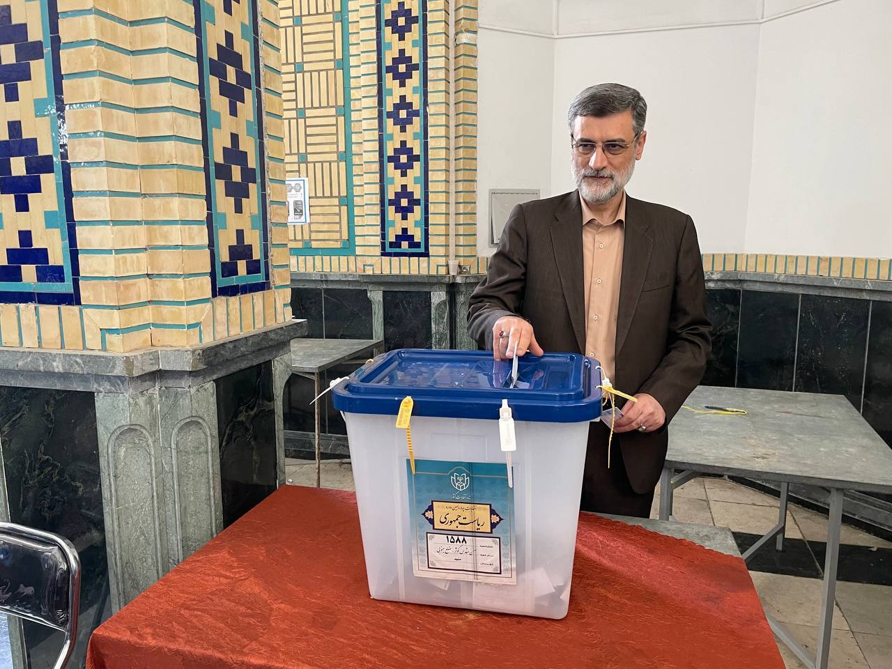 رهبر انقلاب رای دادند/ حضور پزشکیان در بیمارستان فیروزآبادی/ حسن روحانی در یک مدرسه رای داد +عکس