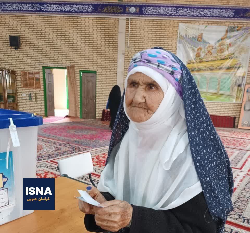 رهبر انقلاب رای دادند/ پزشکیان در بیمارستان رای داد/ تصویربرداری از آرا و انتشار آن ممنوع است
