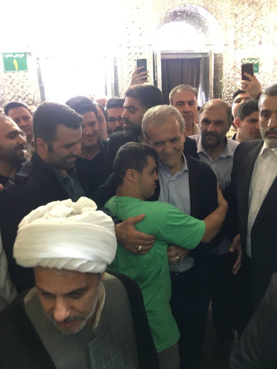 رهبر انقلاب رای دادند/ پزشکیان در بیمارستان رای داد/ حضور جنتی +عکس