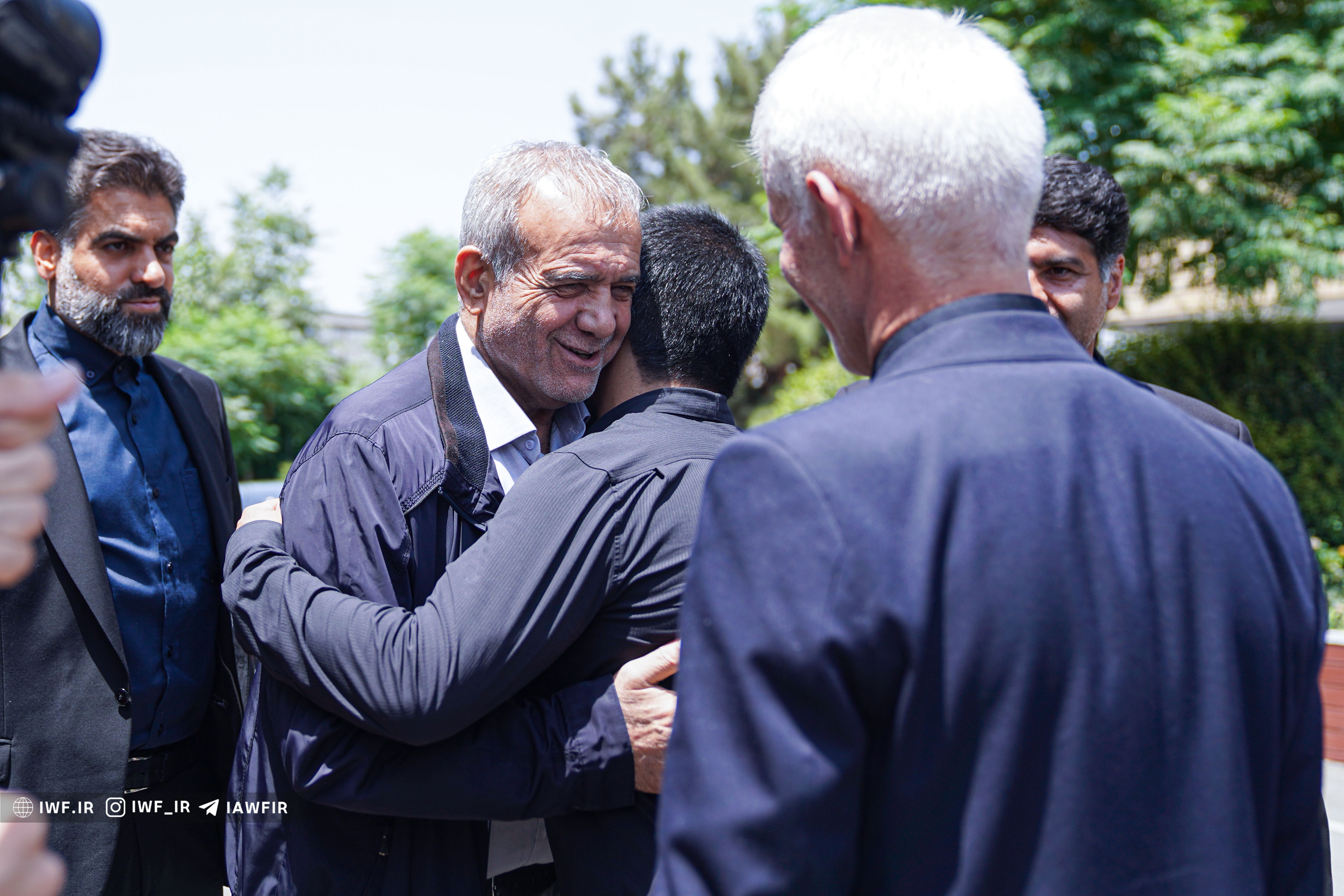 حضور «پزشکیان» در خانه کشتی و صرف ناهار با ملی‌پوشان +تصاویر