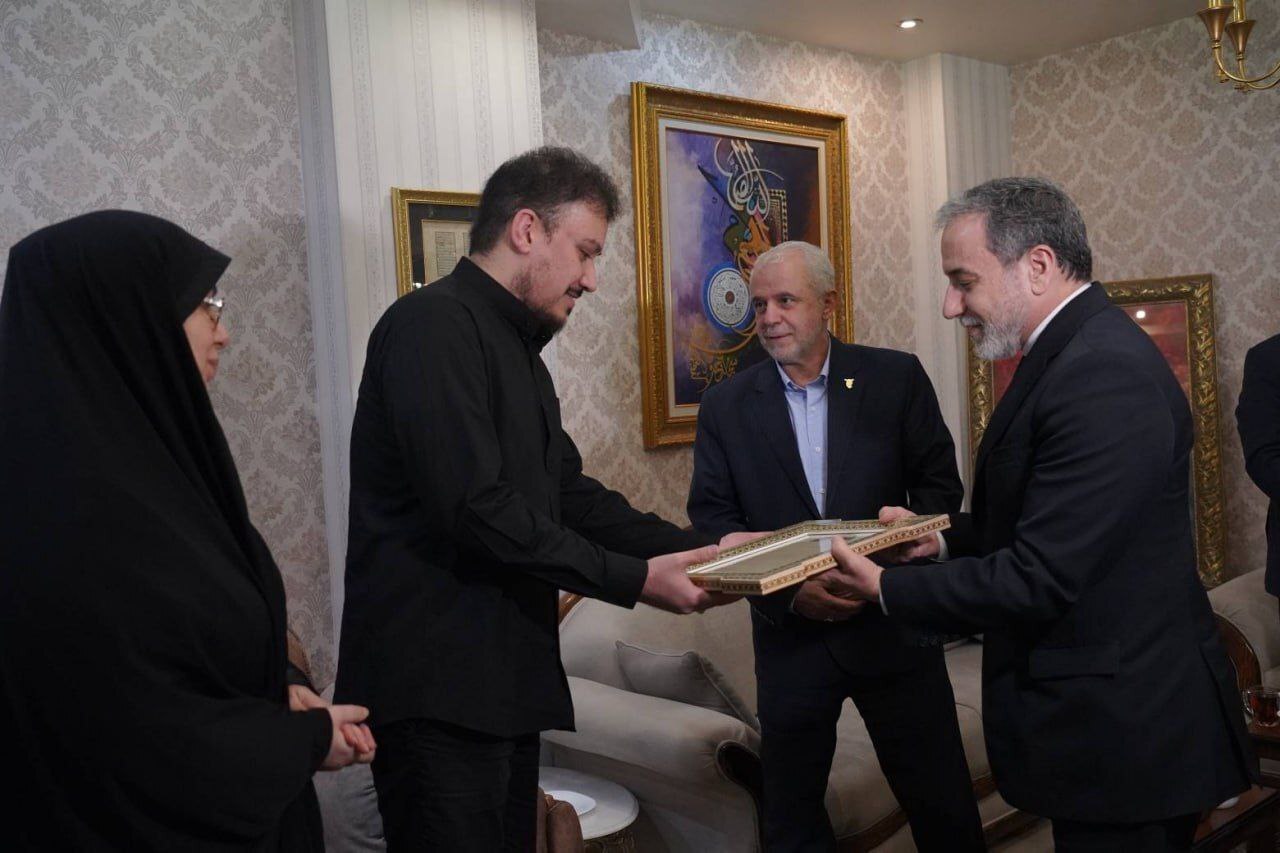 حضور عراقچی در منزل شهید امیرعبداللهیان