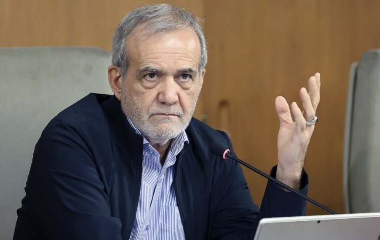 قطع برنامه و صدای آژیر هنگام سخنرانی رئیس‌جمهور؛ تیم حفاظت پزشکیان خارج کردند
