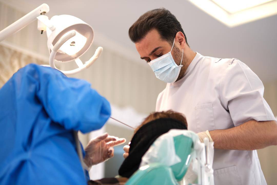 بیوگرافی آناشید حسینی و همسرش
