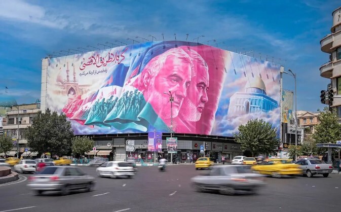 رونمایی از دیوارنگاره جدید میدان انقلاب