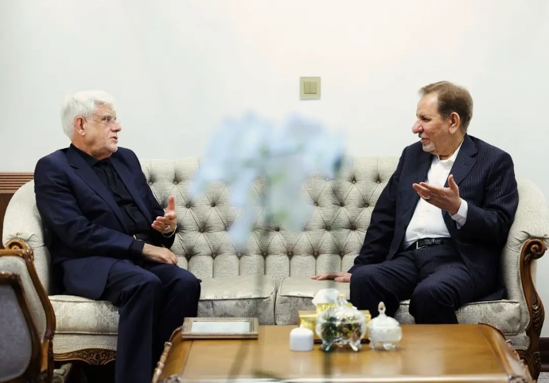 دیدارهای صمیمانه عارف با همتایان پیشین؛ در ساختمان دولت باز است