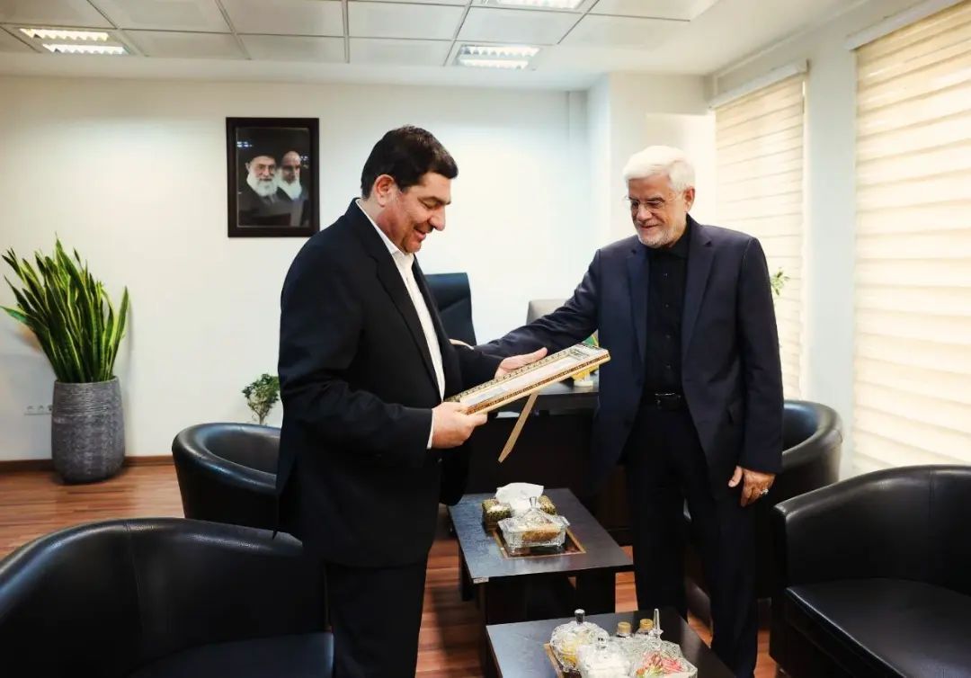دیدارهای صمیمانه عارف با همتایان پیشین؛ در ساختمان دولت باز است