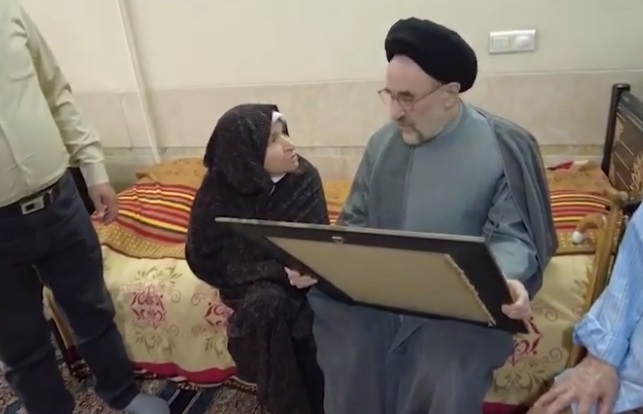 دیدار محمد خاتمی با پدر و مادر شهید دفاع مقدس +ویدیو دیدار محمد خاتمی با پدر و مادر شهید دفاع مقدس +ویدیو