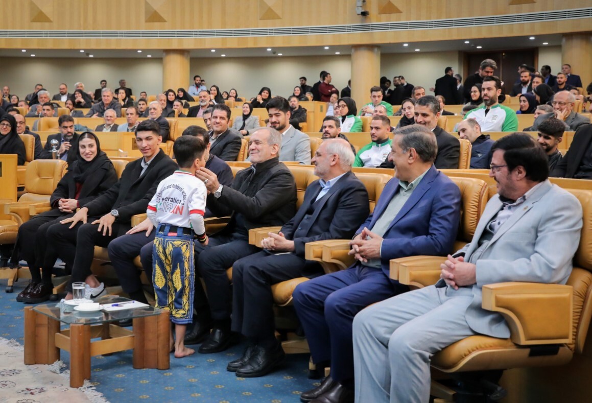 پزشکیان: به تنهایی نمی‌توان کاری کرد/ می‌توانیم با هم مشکلات را حل کنیم