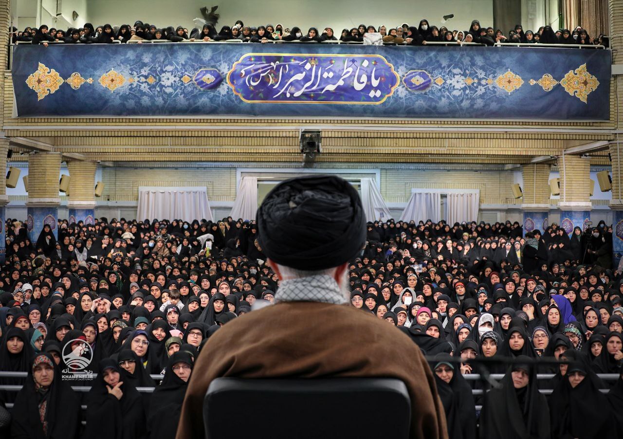 جمعی از بانوان با رهبر انقلاب دیدار میکنند جمعی از بانوان با رهبر انقلاب دیدار میکنند