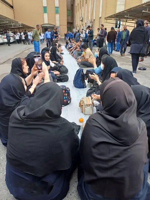 نشستن پرستاران دور سفره‌ خالی؛ «حقوق ما ریالیه، هزینه‌ها دلاریه»