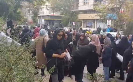 تجمع بازنشستگان مقابل نهاد ریاست جمهوری؛ «پزشکیان صدای ما را بشنود» +ویدیو تجمع بازنشستگان مقابل نهاد ریاست جمهوری؛ «پزشکیان صدای ما را بشنود» +ویدیو