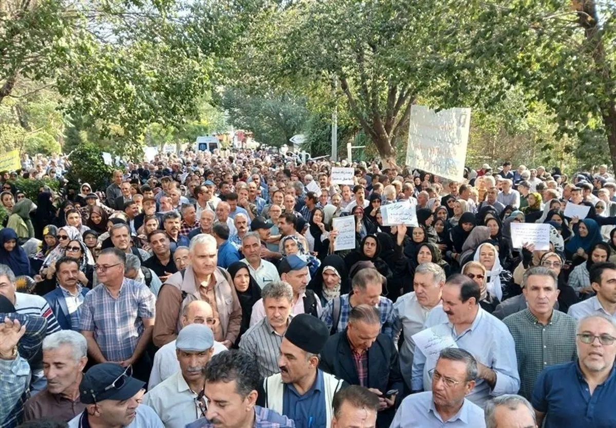میرزاسیدی، مسئول کمیته بازنشستگان کانون صنفی معلمان: بخشی از مطالبه فرهنگیان بازنشسته را بدون اجازه در محل‌های دیگر هزینه کرده‌اند/ رضاپور، از بازنشستگان حاضر در تجمع: همه ما فرهنگیان بازنشسته طلبکار، کلا ۴۸ هزار و ۳۶ نفر هستیم/ کل مطالبات ما ۹/۰۷ همت است/ در صورت عدم تحقق وعده آقایان و پرداخت نشدن مطالبات، تجمع عظیم بیش از ۱۵ هزار نفری در آذرماه خواهیم داشت