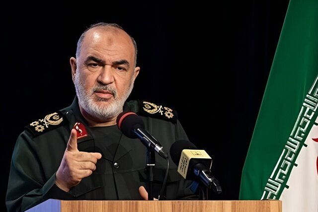 سلامی: یک گام مقابل دشمن عقب‌نشینی نمی‌کنیم