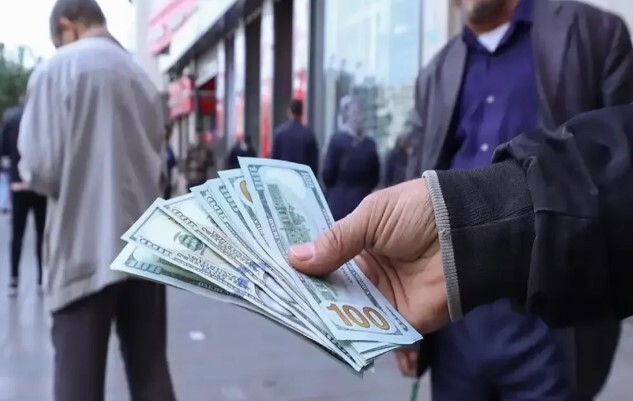 دلار به منطقه ۱۰۰ هزار تومانی برگشت +جدول