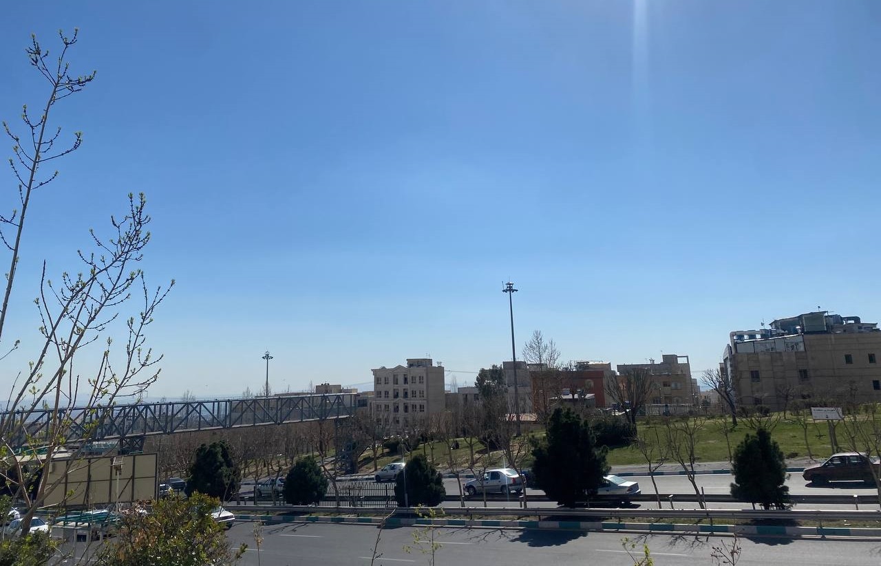 وزش باد شدید و طوفان موقتی در تهران/ خیزش گردوخاک و بارش تگرگ