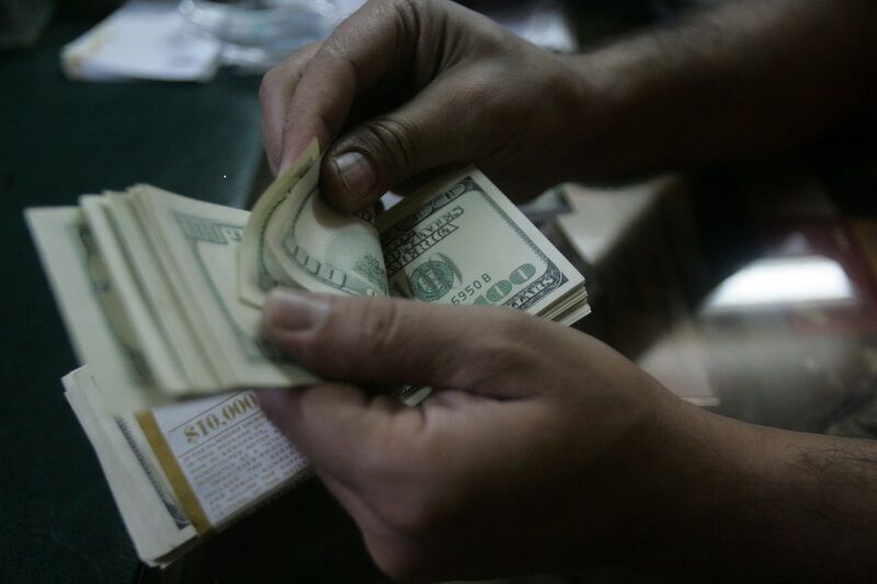 دلار در فروردین ۲۰ هزار تومان ریزش کرد