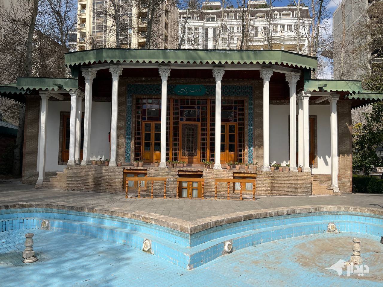 یک روز بهاری در باغ موزه هنر ایرانی
