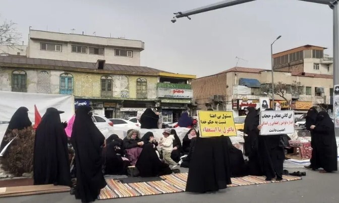 اطلاعیه پلیس درباره پایان تجمع غیرقانونی حامیان حجاب/ ۳۰ نفر با فحاشی و هتک‌حرمت به تحصن ادامه دادند