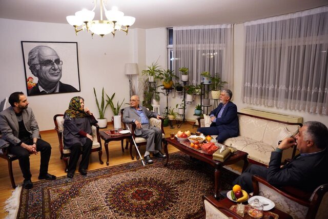 وزیر ارشاد در شب یلدا به دیدن هوشنگ مرادی‌کرمانی رفت +عکس