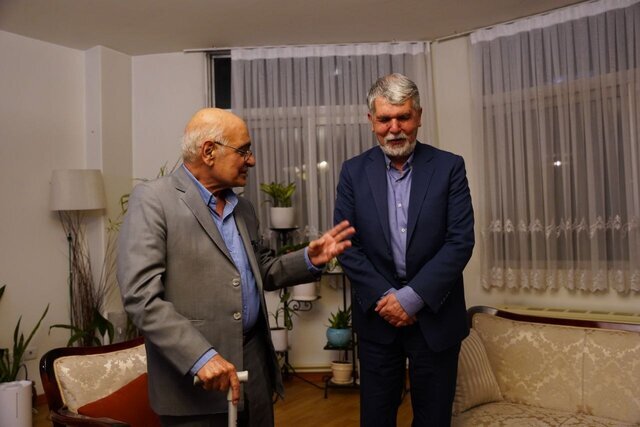 وزیر ارشاد در شب یلدا به دیدن هوشنگ مرادی‌کرمانی رفت +عکس