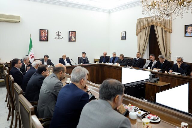 عارف: مشکلات اقتصادی حل می‌شود