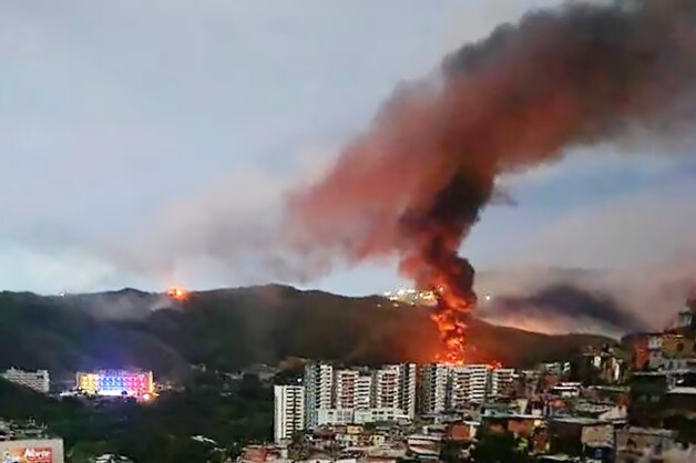 تجاوز هوایی آمریکا به کاراکاس/ ترامپ از بازداشت مادورو و همسرش خبر داد تجاوز هوایی آمریکا به کاراکاس/ ترامپ از بازداشت مادورو و همسرش خبر داد