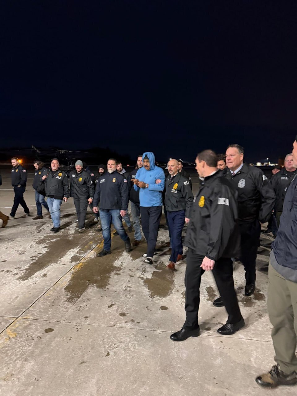 تجاوز هوایی آمریکا به کاراکاس/ دلسی رودریگز، معاون مادورو، به صورت موقت رئیسجمهور ونزوئلا شد+نخستین تصاویر مادورو در نیوروک تجاوز هوایی آمریکا به کاراکاس/ دلسی رودریگز، معاون مادورو، به صورت موقت رئیسجمهور ونزوئلا شد+نخستین تصاویر مادورو در نیوروک