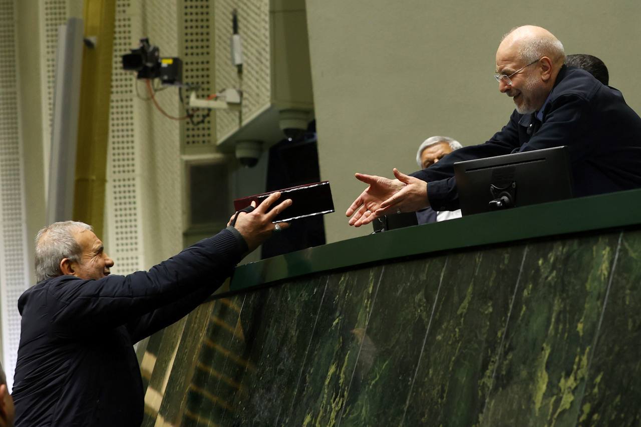 پزشکیان لایحه بودجه ۱۴۰۵ را تقدیم مجلس کرد +ویدیو