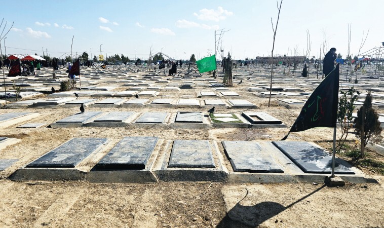 روزهای تیره و تار در بهشت زهرا؛ جوانانی که در دل خاک آرمیدند روزهای تیره و تار در بهشت زهرا؛ جوانانی که در دل خاک آرمیدند