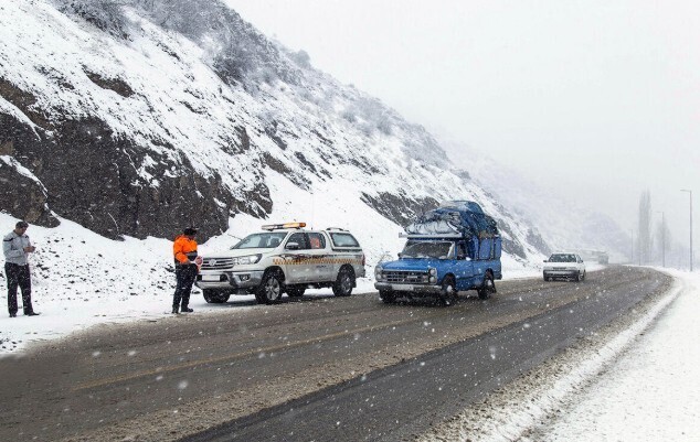 برف و باران در جاده‌های ۲۰ استان