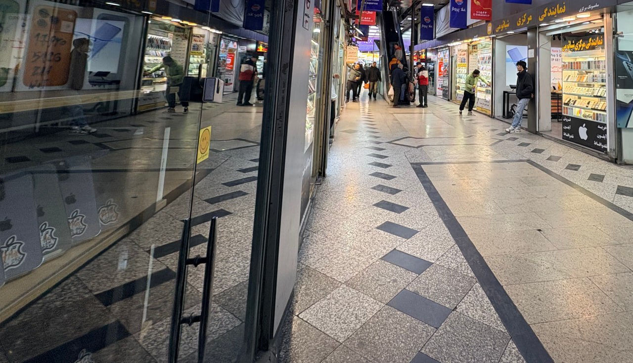 فروشندگان موبایل: تا زمانی که دلار آرام نگیرد، صبح باز می‌کنیم و عصر می‌بندیم