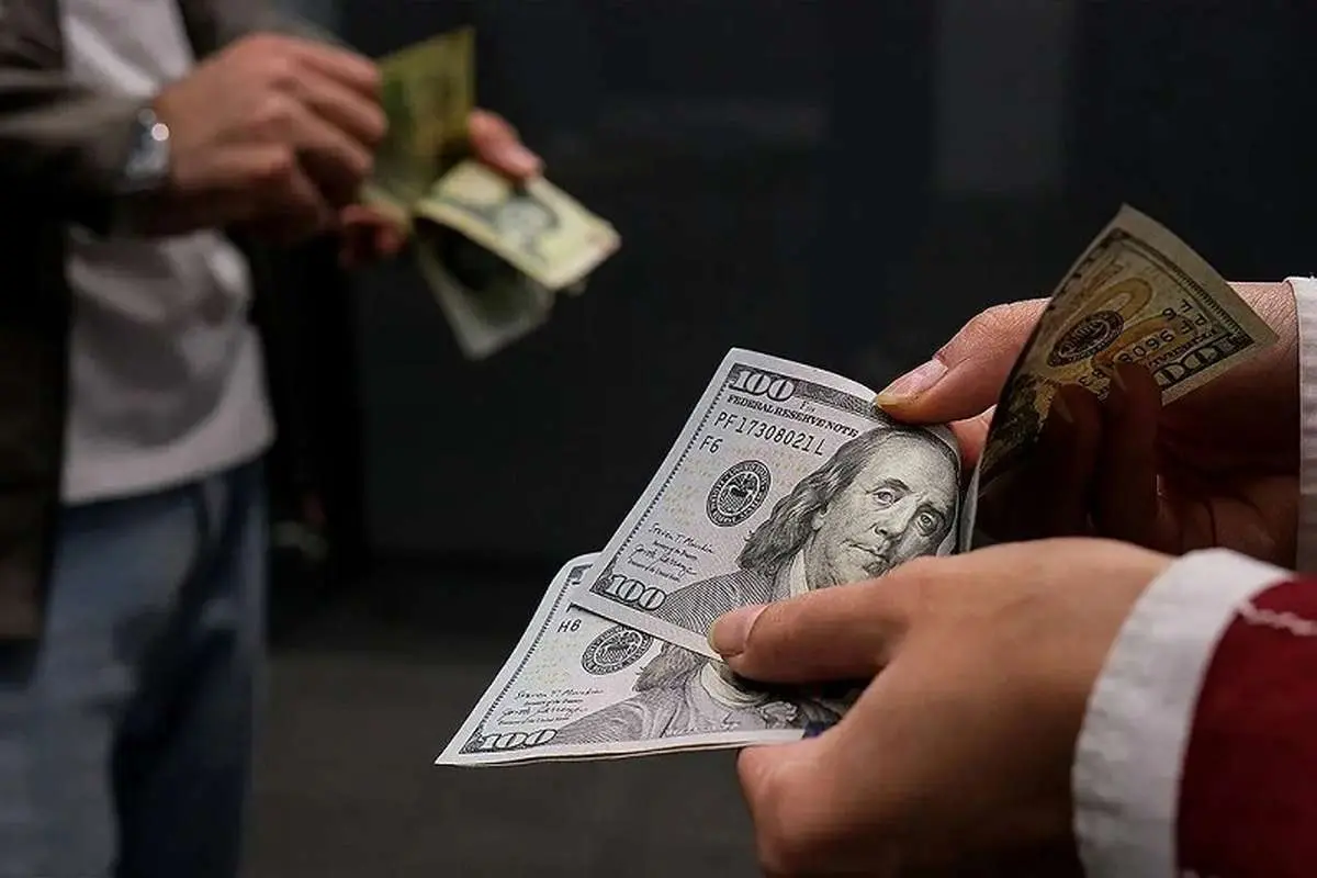 دلار در کانال ۱۳۹ هزار تومانی/ معامله‌گران در انتظار سیاست‌های جدید بانک مرکزی