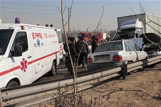 تصادف ۳ تریلی با ۱۰ خودرو؛ ۱۹ نفر مصدوم شدند