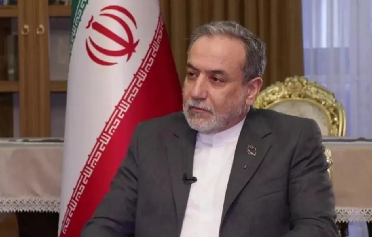 پاسخ عراقچی درباره تغییر رژیم در ایران؛ یک خیال است پاسخ عراقچی درباره تغییر رژیم در ایران؛ یک خیال است