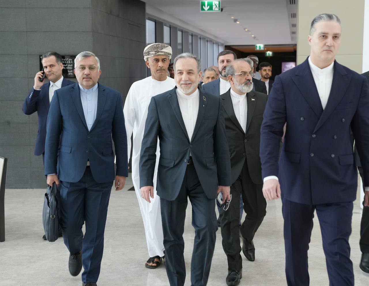 مذاکرات ایران و آمریکا؛ عراقچی به محل گفت‌وگوها رفت/ پیش‌بینی نیویورک تایمز از نتیجه مذاکرات/ دیدار وزرای خارجه ایران و عمان