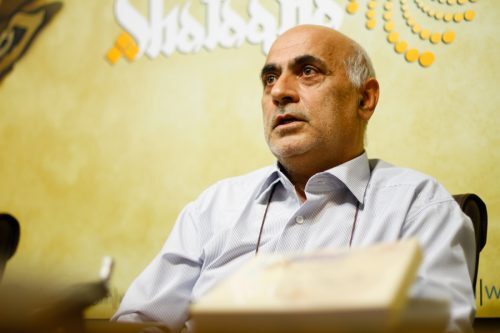 قربان بهزادیان‌نژاد، از امضاکنندگان «بیانیه ۱۷ تن» بازداشت شد