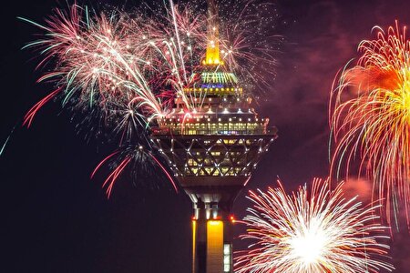 نورافشانی در برج میلاد تهران؛ از صدای انفجار نگران نشوید