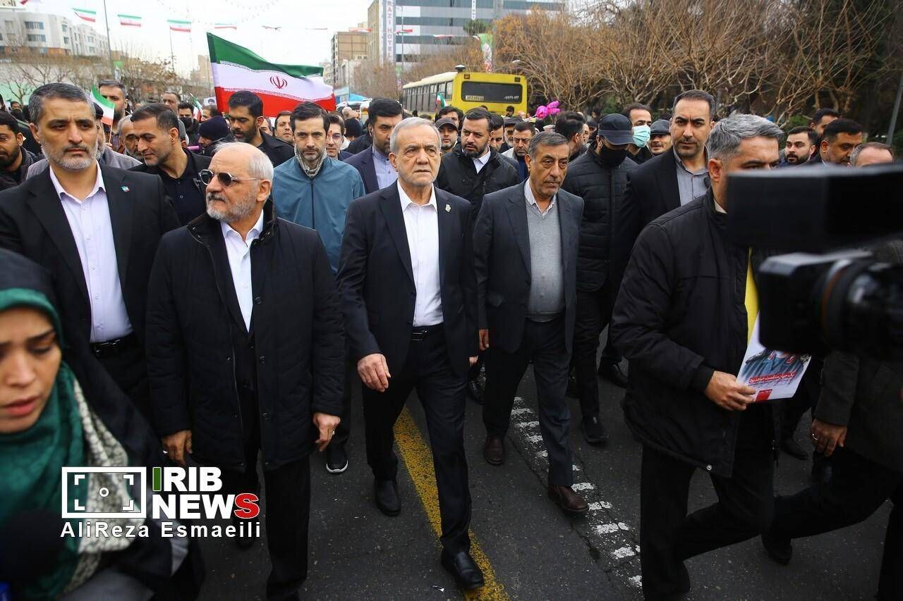 حضور پزشکیان در مراسم ۲۲ بهمن